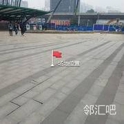 喷泉旁边广场中间