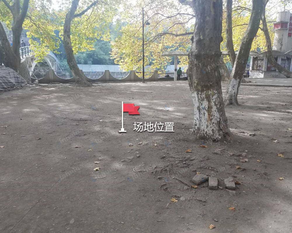 武汉市江汉区中山游乐园 - 中山游乐园姻缘角旁边空地中间