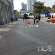 中山公园大门口后方广场中间