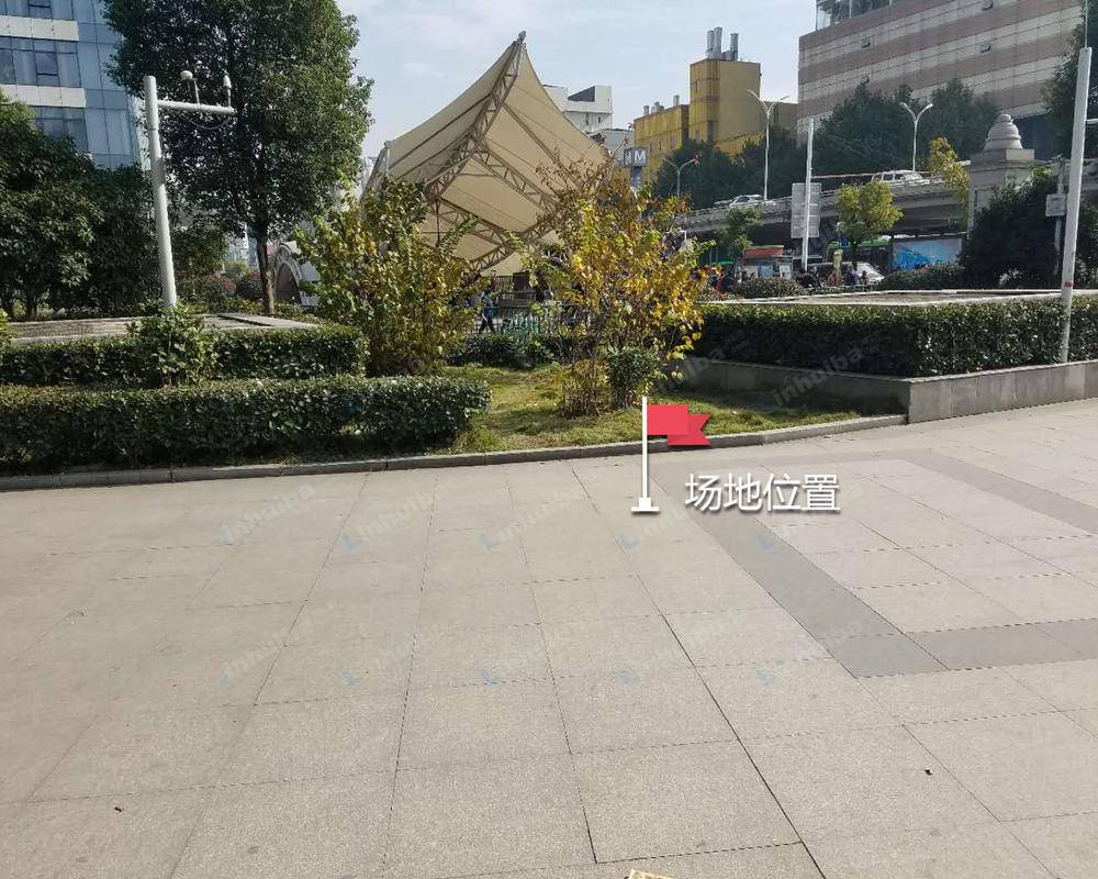 武汉市江汉区中山公园 - 中山公园地铁C出口小广场中间
