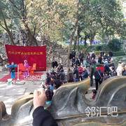 中山公园假山前方小广场中间