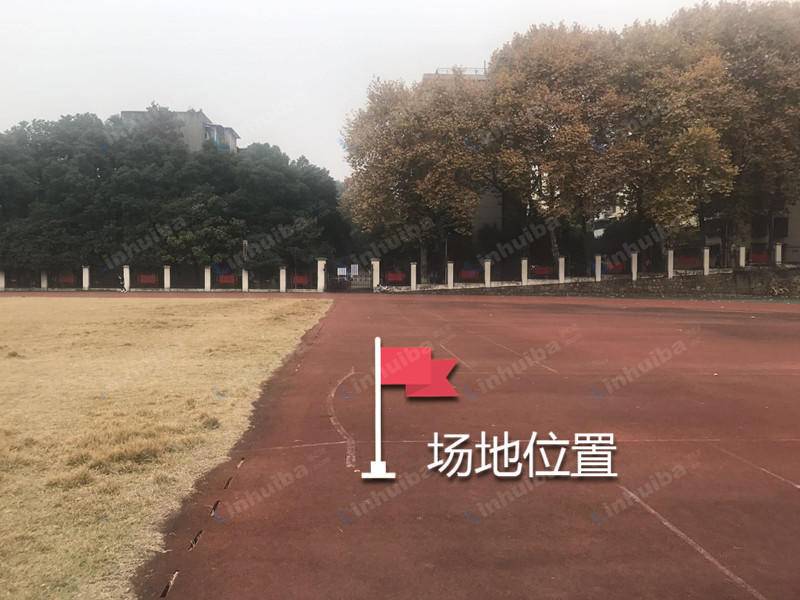 武汉理工大学 - 理工大学校足球场中央