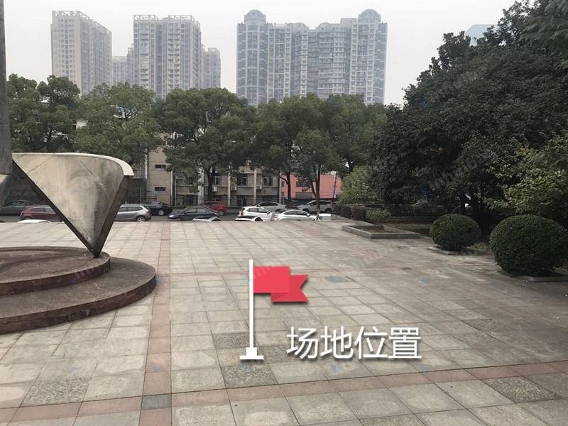 武汉理工大学 - 理工大学实验教学中心门口广场