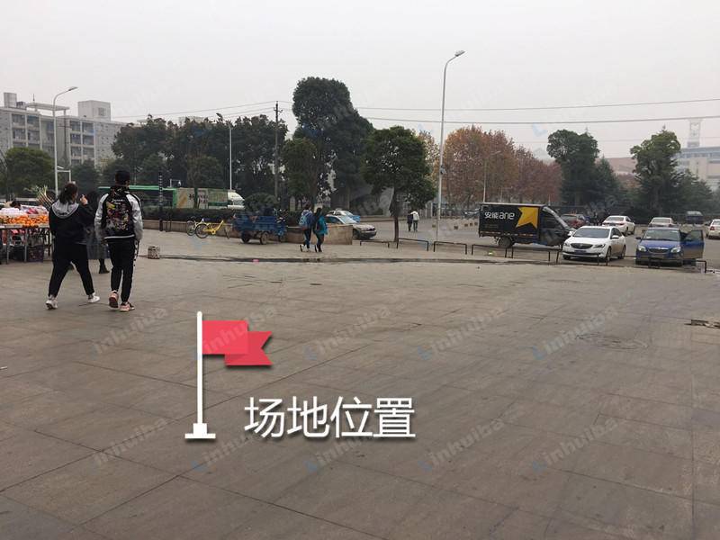 福星惠誉东澜岸商业街 - 福星惠誉东澜岸商业街外广场武科大大门正对面