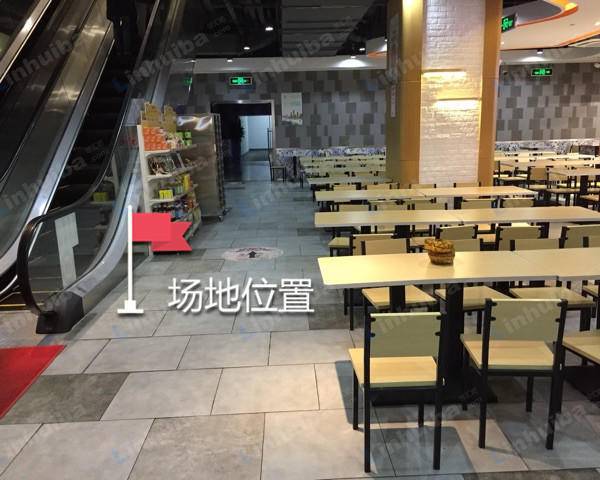 上海万嘉食代美食广场 - 扶梯口两侧桌子